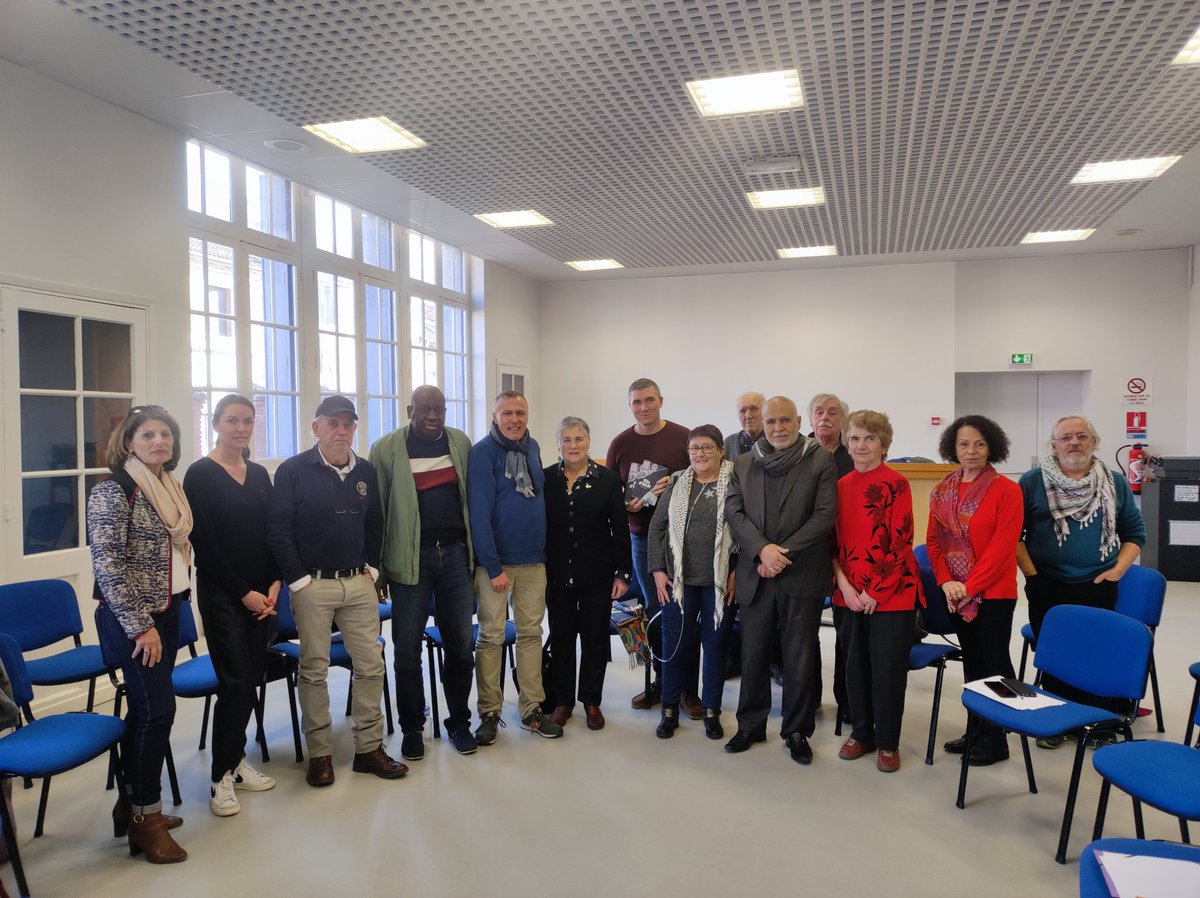 juliensueres's tweet photo. Superbe initiative cette après-midi de @La_CNL #TarnetGaronne avec un beau débat sur le logement social, les témoignages d'@EddieJacquemart et les contributions de @MariePique46 vice-présidente de la région.
🙏 Merci aux élus, aux militants et citoyens pour leurs interventions. https://t.co/17jm7WIC8H