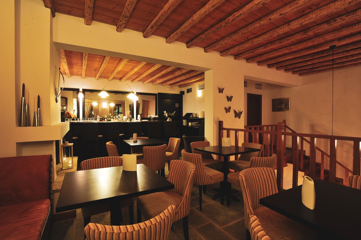 Varos_Village's tweet photo. Grab a drink and take a seat at Elena's traditional bar at village square.🍸
.
Πιες ένα ποτό και κάθισε στο παραδοσιακό Elena's bar στην πλατεία του χωριού. 
.
#saturday #saturdaynight #drink #elenasbar #bar #traditional #villagesquare #visitlemnos #visitgreece #varosvillagehotel https://t.co/t913iKUMuW