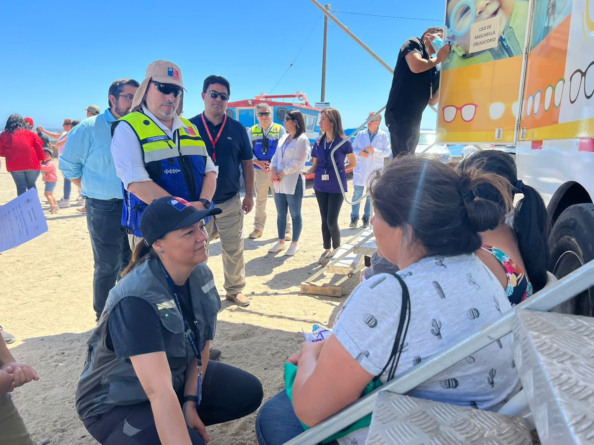 seremisalud8's tweet photo. 📍 Subsecretaria (s) de Redes Asistenciales, Fabiola Jaramillo, Seremi de Salud, @EduardoBarraJ , alcaldesa Elizabeth Maricán participan de operativo oftalmológico 👓 en Punta Lavapié de Arauco, que entrega atención médica por afectación ocular a los afectados por los incendios. https://t.co/uMUsFL41yE