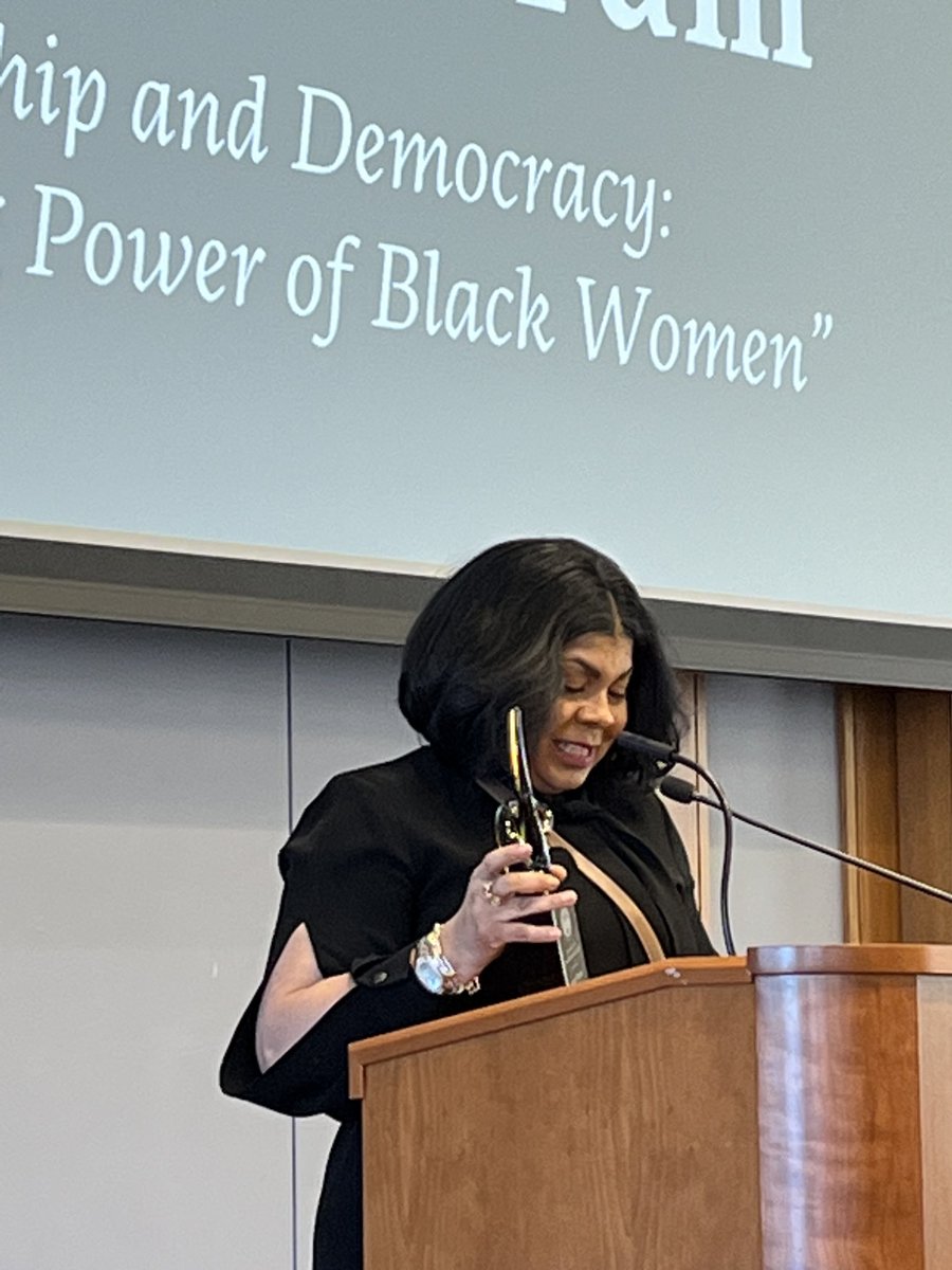 April Ryan receives the Gwen Ifill Next Generation. Award ⁦<a href="/SimmonsUniv/">Simmons University</a>⁩