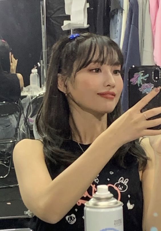 mmselca's tweet photo. sleeveless momo is seriously so dangerous https://t.co/6znTlLF7qv