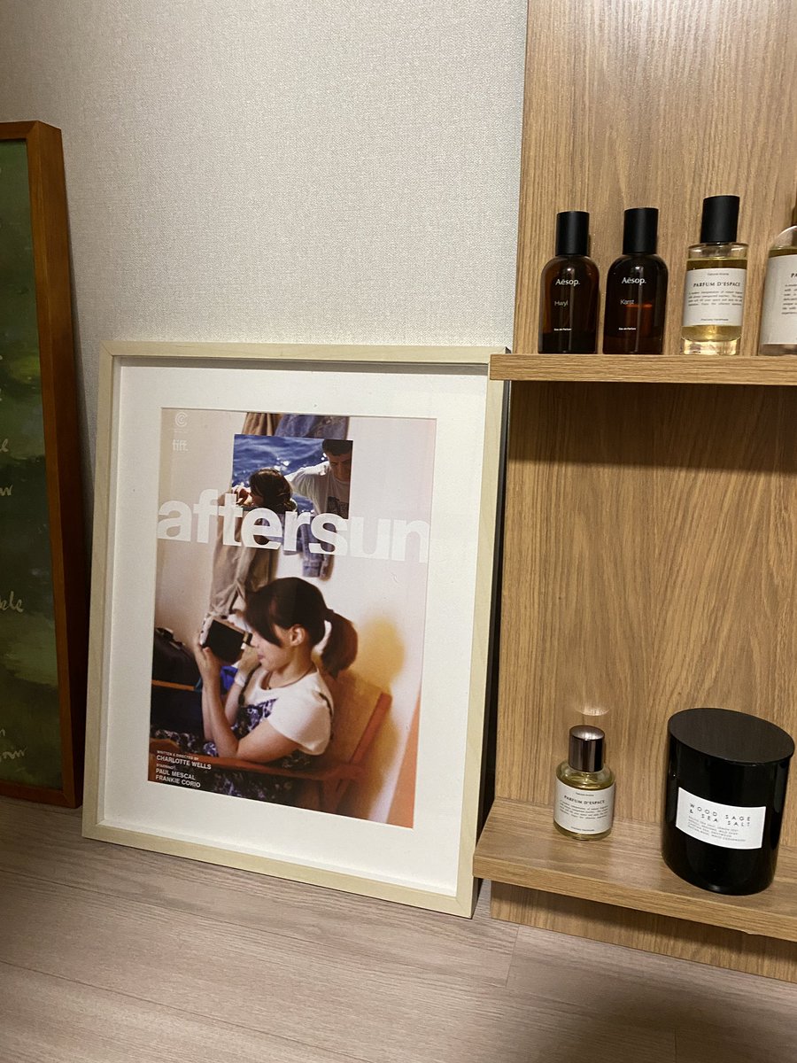 강릉 신영극장에서 애프터썬 보았고 포스터를 선물로 주셔서 액자에 넣었다 영화는 그냥 영화대로 보고 나왔는데 한시간쯤 지난 후에 갑자기...