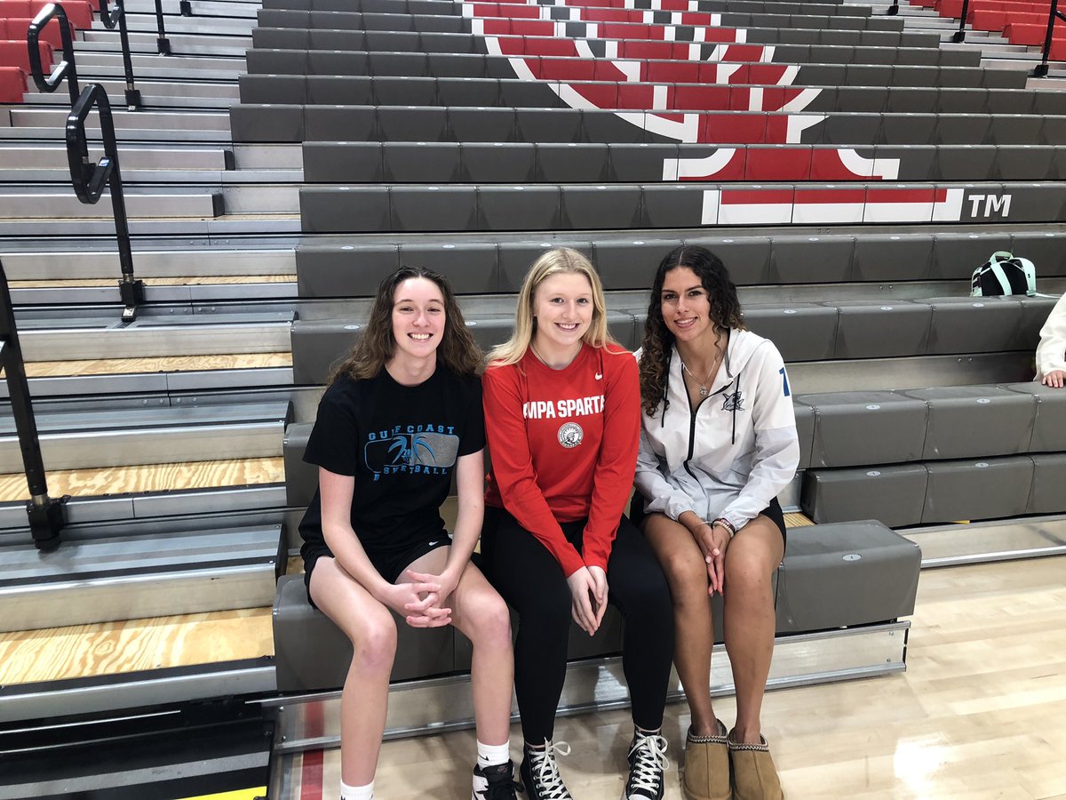 Arrived at @TampaWBB vs <a href="/FSC_WBB/">FSC Women's Basketball</a> game early for warmups .Tampa signee <a href="/MLeslie2023/">Madelyn Leslie</a> <a href="/tyrahtownsend/">tyrahtownsend</a>  &amp; <a href="/23Lillyfultz/">Lillyfultz_23</a> Great to see former Lady Sharks <a href="/MyaGiusto2/">Mya Giusto</a> &amp; <a href="/sydney_eugene/">sydney Eugene</a> . Ready for a great game.
