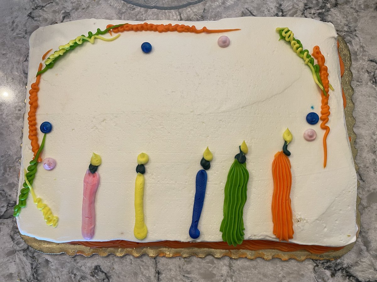 CraftTestDummy's tweet photo. @GiantEagle bakery- you have given up. This is the ugliest, saddest bakery cake we’ve gotten there. #cakefail https://t.co/G3XLXdzvc7