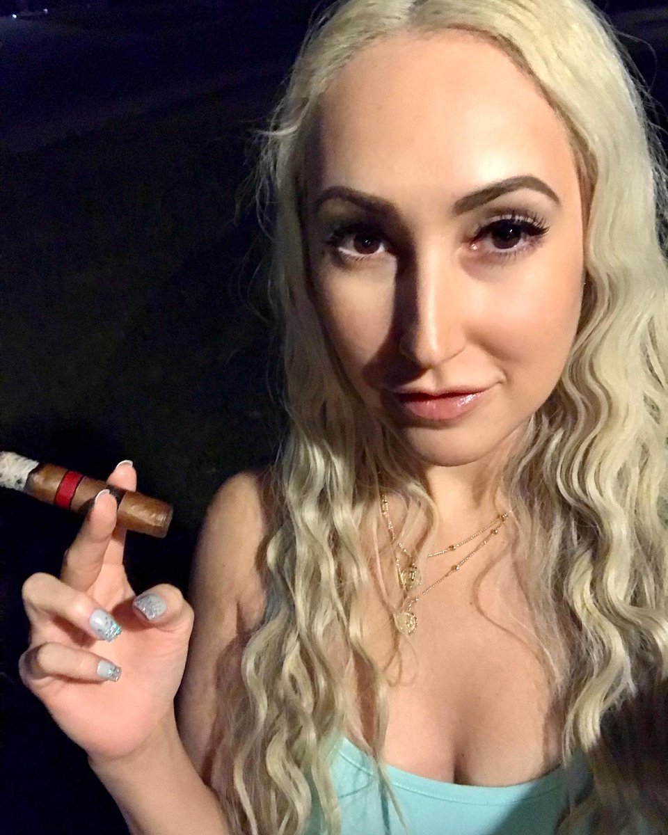 #Premium #Luxury #Quality👄🚬💕✨
#CigarSnob #Model✨✨✨
•
•
•
#Davidoff #Yamasa #Cigar #Cigars #DavidoffCigars #PremiumCigars #Cigarro #Smoke #CigaroftheNight #LuxuryCigars #LadiesThatSmokeCigars #TheFinest #TheGoodLife #RedBottomCigar 💋✨