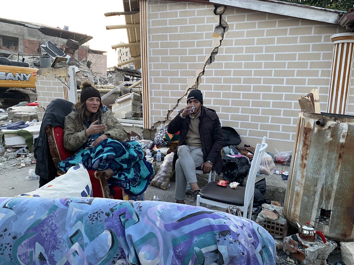 journalistpanda's tweet photo. Burası Armutlu Elektrik mahallesi. Bir kareye sığan yaşam alanı. ‘Biz devleti burada hiç görmedik, hissetmedik. Bizi unuttular, lütfen bizi unutmayın’ diyor. Depremzedeler sokaklarda kalıyor. Soğukta uyurken birbirlerinin hayatta olup olmadığını kontrol ettiklerini söylüyorlar. https://t.co/s0NqWNTJZR