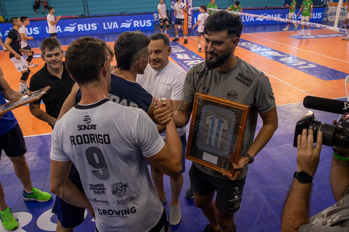 ¡Homenaje especial de <a href="/MonterosVoley/">Monteros Vóley Club</a> @LucasFrontini a 3 jugadores de la Selección Argentina!🏐🙌🏼

<a href="/CrisPoglajen/">Polaco Poglajen</a> <a href="/FacuConte7/">Facundo Conte</a> medallistas olímpicos 🎉 y <a href="/RQuiroga9/">Rodrigo Quiroga</a> ex capitán de la "Albiceleste" 🙌🏼✊🏼

¡Vaaaaaamos!
-
#VoleyACLAV #VoleyArgentino