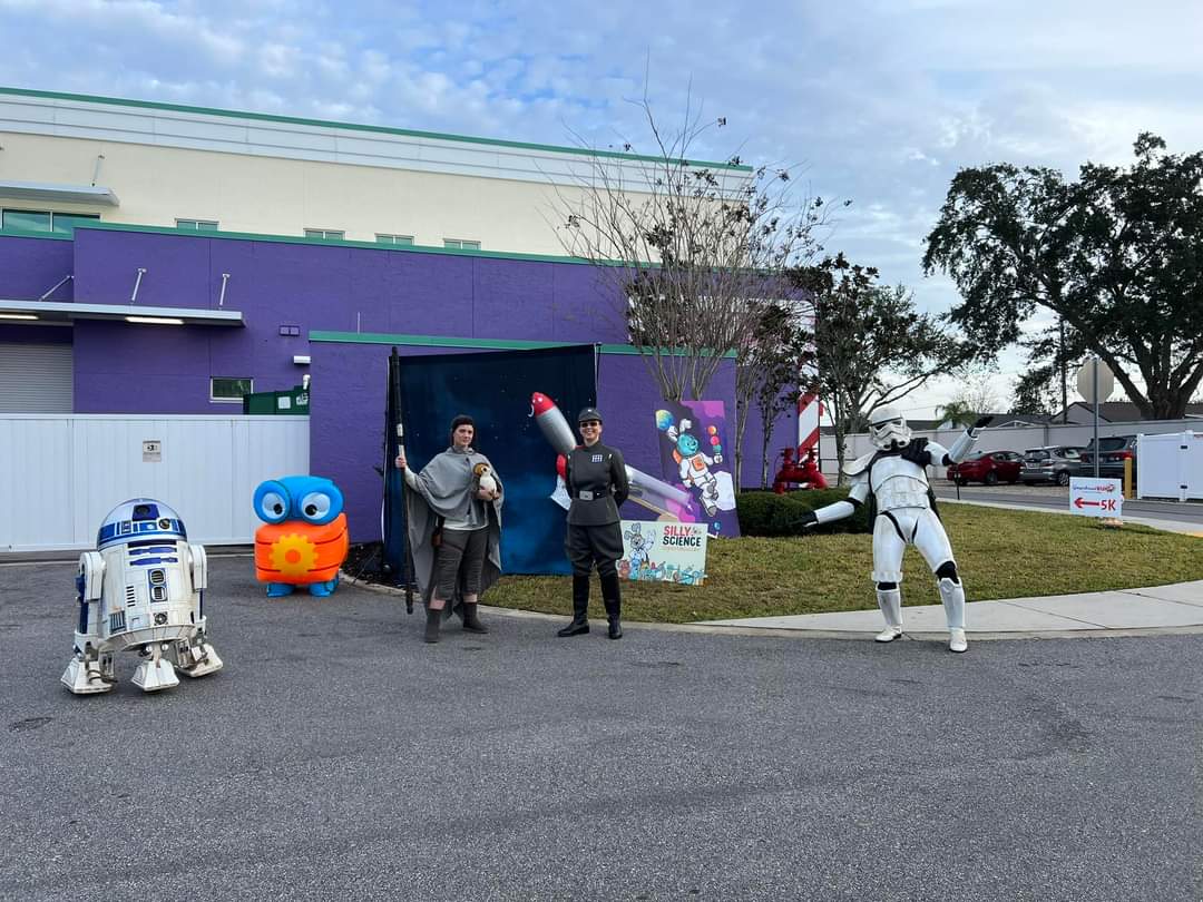 MakazeSquad's tweet photo. 5K Gingerbread Run to raise money for Give Kids the World! 
#starwars #501stlegion #badguysdoingood #rebellegion #r2builders #givekidstheworld #droidbuilders #droid #r2d2 #Stormtrooper #jawa #costume #cosplay #5k #gingerbreadrun #5krun https://t.co/tYDDl9ojr6