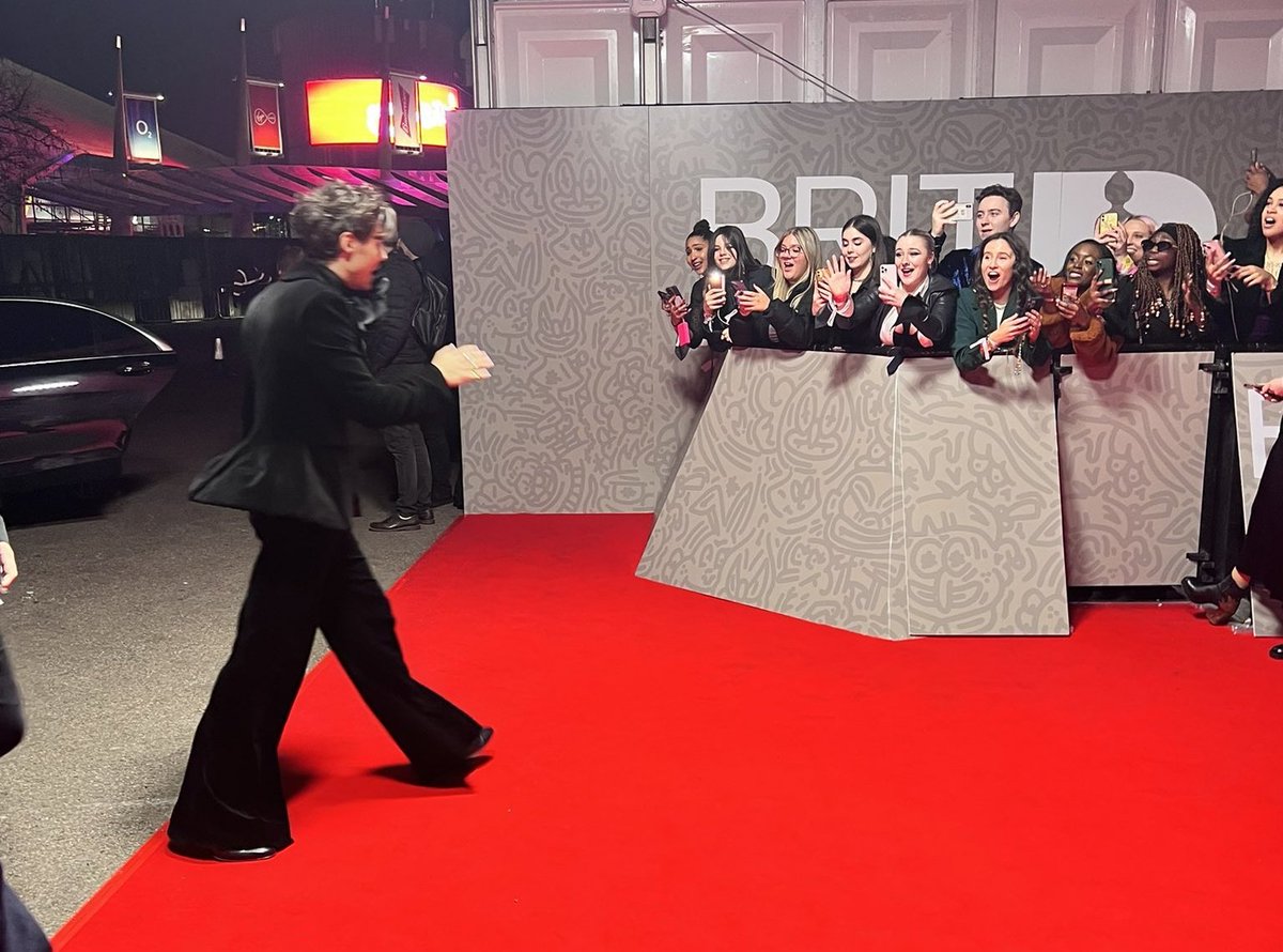 hstylespar's tweet photo. 🚨| Harry Styles llegando a la alfombra roja de los #BRITs ! https://t.co/cnN7MUJYRT