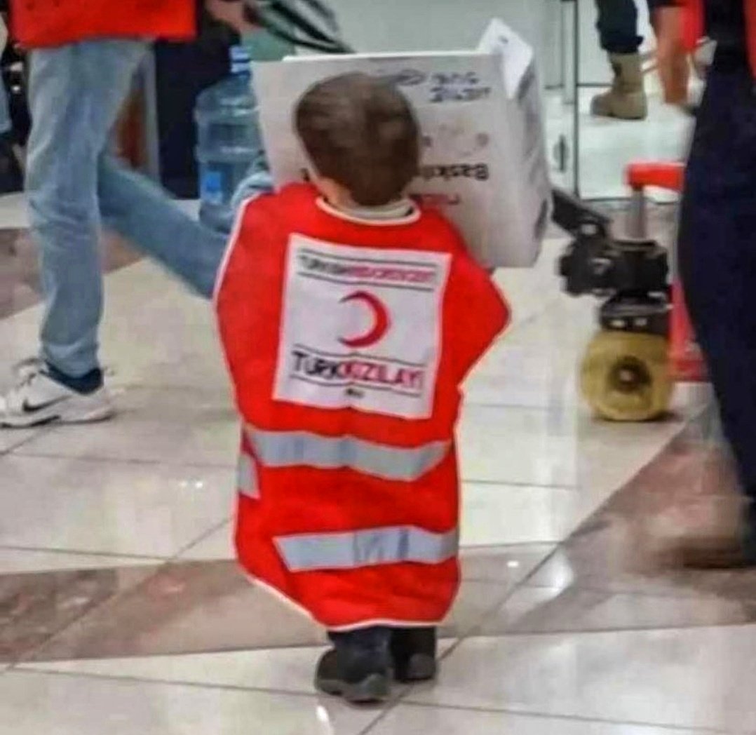 Yenisehirlioglu's tweet photo. Biz büyük bir Milletiz  Tek yürek #Deprem https://t.co/Dwhpkjeb8l