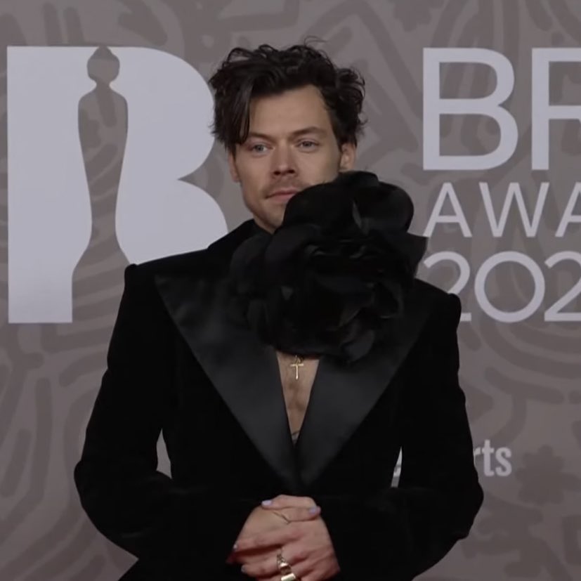 STYLESARCHlVE's tweet photo. HE LOOKS SO PRETTY  #BRITs https://t.co/RtIszaoMyi