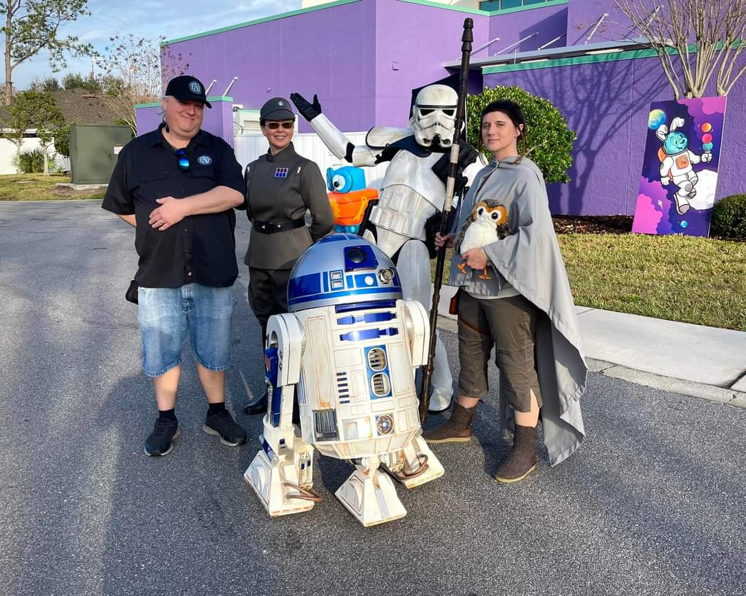 MakazeSquad's tweet photo. 5K Gingerbread Run to raise money for Give Kids the World! 
#starwars #501stlegion #badguysdoingood #rebellegion #r2builders #givekidstheworld #droidbuilders #droid #r2d2 #Stormtrooper #jawa #costume #cosplay #5k #gingerbreadrun #5krun https://t.co/tYDDl9ojr6