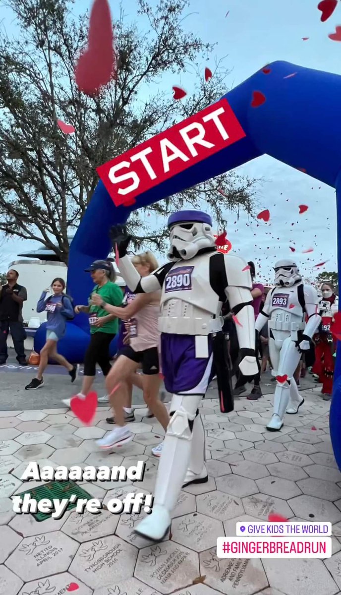 MakazeSquad's tweet photo. 5K Gingerbread Run to raise money for Give Kids the World! 
#starwars #501stlegion #badguysdoingood #rebellegion #r2builders #givekidstheworld #droidbuilders #droid #r2d2 #Stormtrooper #jawa #costume #cosplay #5k #gingerbreadrun #5krun https://t.co/tYDDl9ojr6
