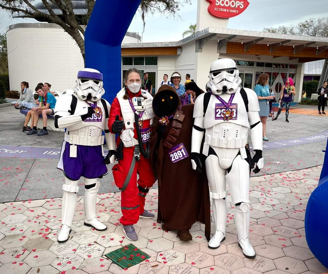 MakazeSquad's tweet photo. 5K Gingerbread Run to raise money for Give Kids the World! 
#starwars #501stlegion #badguysdoingood #rebellegion #r2builders #givekidstheworld #droidbuilders #droid #r2d2 #Stormtrooper #jawa #costume #cosplay #5k #gingerbreadrun #5krun https://t.co/tYDDl9ojr6