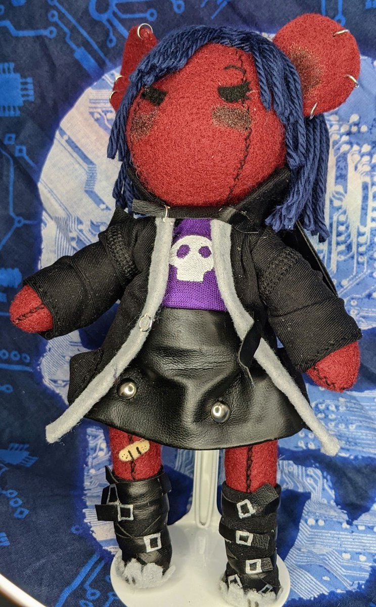 ShatteredCrafts's tweet photo. I put a lot of work into this little punks outfit, no really this doll is a punk! Anyway...  My fave part is probably the little paw boots!

<https://t.co/s7kMZ99iks>

#artdoll #plush #handmade #shopsmallbusiness #sewing #uniquegifts https://t.co/rjhH4Q60S2