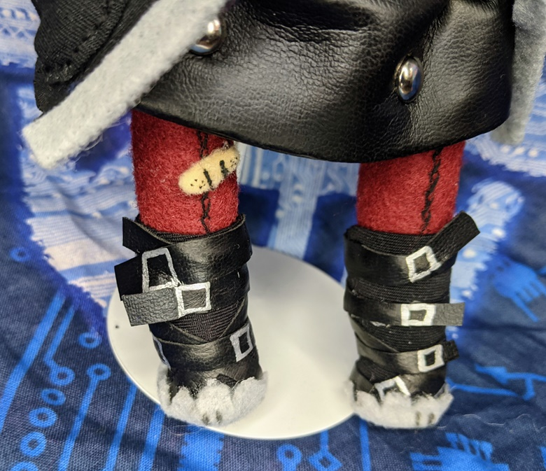 ShatteredCrafts's tweet photo. I put a lot of work into this little punks outfit, no really this doll is a punk! Anyway...  My fave part is probably the little paw boots!

<https://t.co/s7kMZ99iks>

#artdoll #plush #handmade #shopsmallbusiness #sewing #uniquegifts https://t.co/rjhH4Q60S2