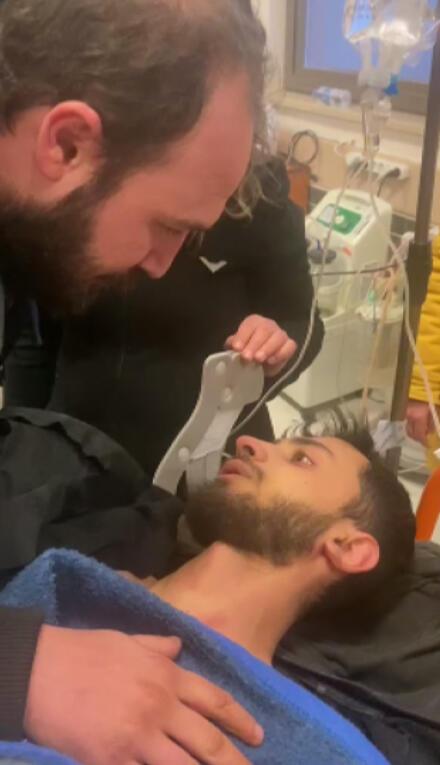 cnnturk's tweet photo. 133'üncü saatte kurtarıldı: Yanındaki 1 litre kolayı içerek hayatta kaldı https://t.co/jm6rs3yNC6 https://t.co/y7SwVqc73F