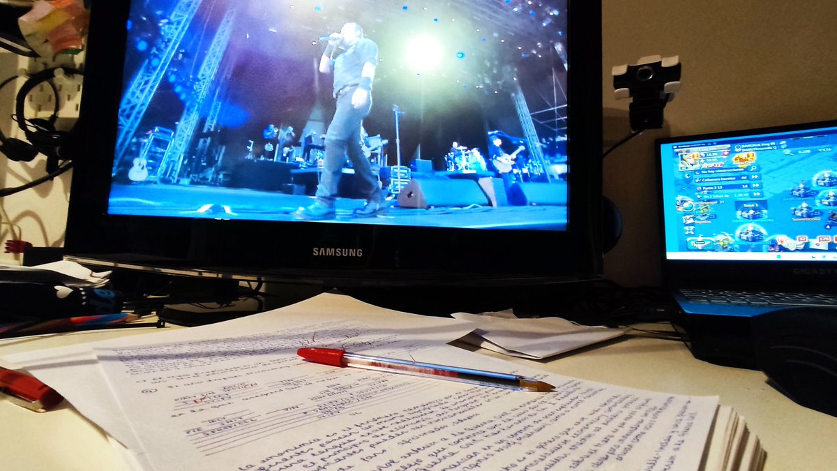 Ediazberrio's tweet photo. Largas tardes de sábado corrigiendo con Springsteen... Hay que ver cómo viven los profes https://t.co/MYiyoteBSq