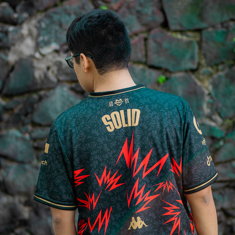 InFinitye_sport's tweet photo. ¡VÍSTETE CON TODO EL #PoderLatino EN TI! 😎
Demuestra tu #PasionInfinita como @SolidSnakeLoL con nuestro nuevo jersey oficial 2023 👕
🔗 Hazte con el tuyo desde la web de @KappaMX
#goINF ♾️ #LLA 🏆 #KappaMX 🇲🇽