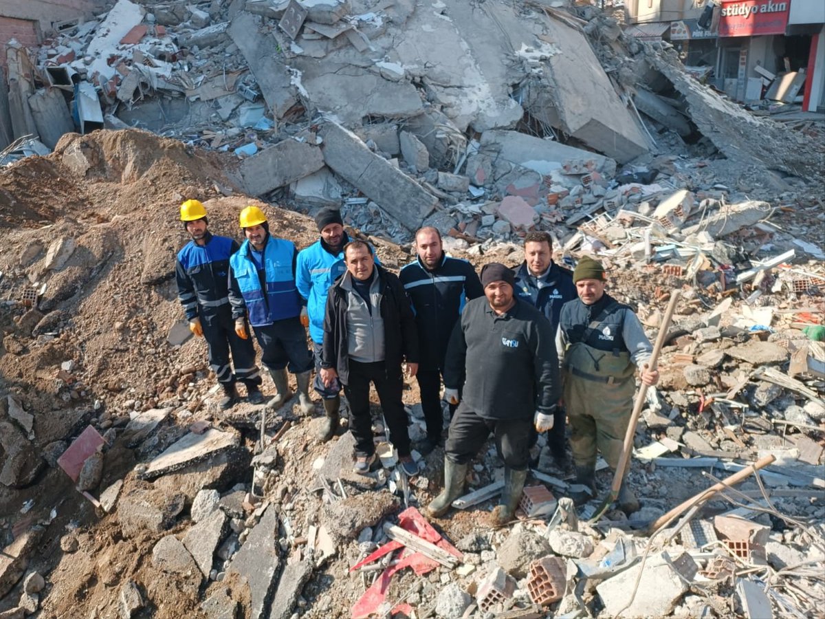 📍 Malatya 

VASKİ-MASKİ El Ele... 

Çalışmalarımız sürerken bugün enkazlar arasında son büyük arızamızı bulmanın ve dayanışmanın buruk mutluluğunu yaşıyoruz.

#VaskiHeryerde 
#VanBüyükşehirÇalışıyor