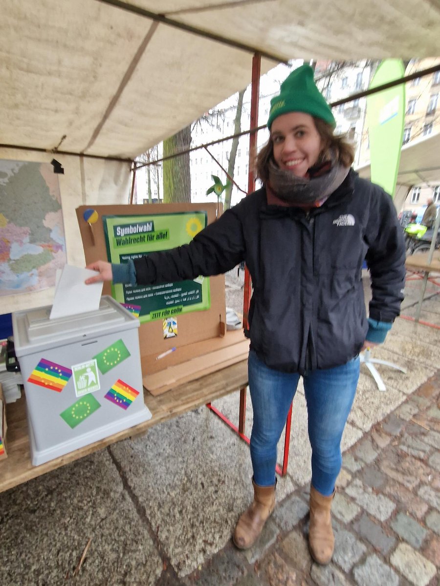 GrueneMitteEU's tweet photo. Wir haben heute beim gut besuchten Wahlkampfabschluss der @gruenemitte auf dem Arkonaplatz mit einem Stand für Europa geworben und eine Wahl für Alle organisiert. Danke lieber @SLagodinsky für's Mitmachen!🇪🇺🌻 https://t.co/m70yv6Qqvb
