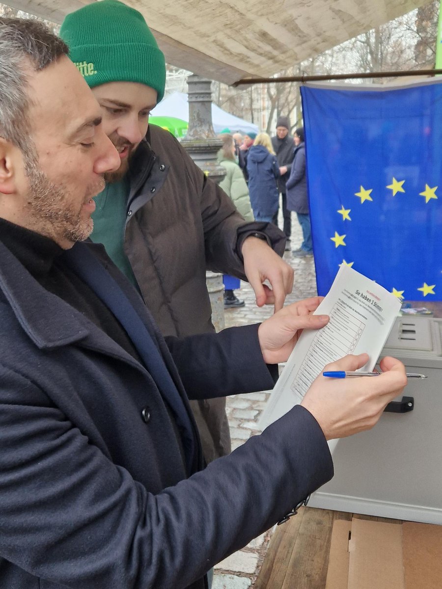 GrueneMitteEU's tweet photo. Wir haben heute beim gut besuchten Wahlkampfabschluss der @gruenemitte auf dem Arkonaplatz mit einem Stand für Europa geworben und eine Wahl für Alle organisiert. Danke lieber @SLagodinsky für's Mitmachen!🇪🇺🌻 https://t.co/m70yv6Qqvb