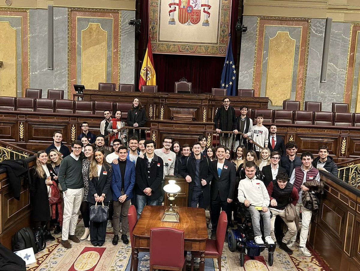 ConLaLibertadES's tweet photo. 🏛️🇪🇸Este pasado 10 de febrero visitamos el Congreso de los Diputados. 

Es vuestra recompensa por vuestro  compromiso, esfuerzo y dedicación a todos los que formáis parte de este proyecto.

Agradecemos enormemente a @educarazo esta oportunidad. https://t.co/pQ0bUK3AwK