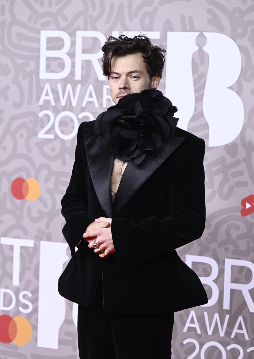 harrymediapy's tweet photo. Harry Styles en la alfombra roja de los #BRITs! https://t.co/wC7BHZYpUs