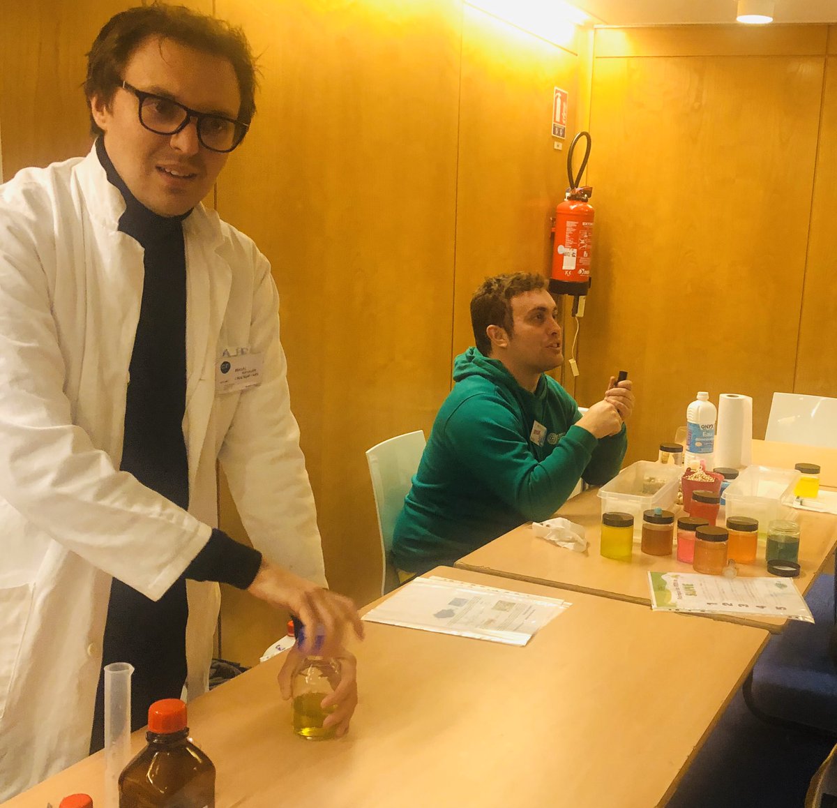 CNRSchimie's tweet photo. Le @VillageChimie c’est fini, un grand merci à @Dr_curieosity @PradalAlexandre @PeyrasSimon @JeremyForte89 Valérie Marvaud, Élodie David, Edwyn Remadna, Regina Maruchenko @Polymers_SU #IPCM et Céline Roux-Byl #LPEM https://t.co/FMWVdsUDfv