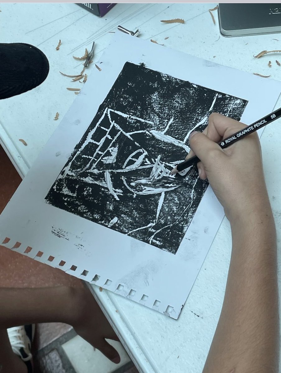 museo_oller's tweet photo. En el taller los participantes crearon un grabado en linóleo y grafito inspirado en la obra "Diosas de la Tierra" de la artista Angélica Rivera.
Fotos:Raul Olmo 
#MuseoOller #MAFO #GRABA2 #BayamónEsArte #BayamónDistritoCultural  #AmigosDeBayamón #EntretenimientoEnBayamón #Grabado https://t.co/JfcwKTOSKu