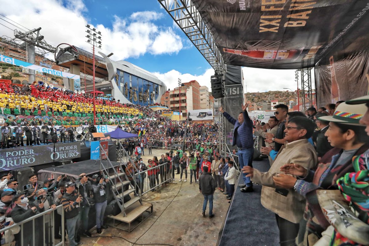 LuchoXBolivia's tweet photo. Contentos de participar en el majestuoso Festival Nacional de Bandas de #Oruro 2023, con nuestro campeón del mundo de ráquetbol Conrrado Moscoso, que es ejemplo de esfuerzo y disciplina para nuestra juventud. 
¡Que lindas son nuestras tradiciones! 
¡Que linda es nuestra Patria🇧🇴! https://t.co/iP02ktotdI