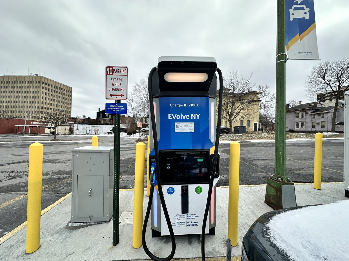 jasontallman's tweet photo. @RateYourCharge Charger ID 21001 Evolve NY (Freewire) charging at 110kW. Tap to pay and push to pay not working only swiping my card worked. https://t.co/5sd39vJ80L