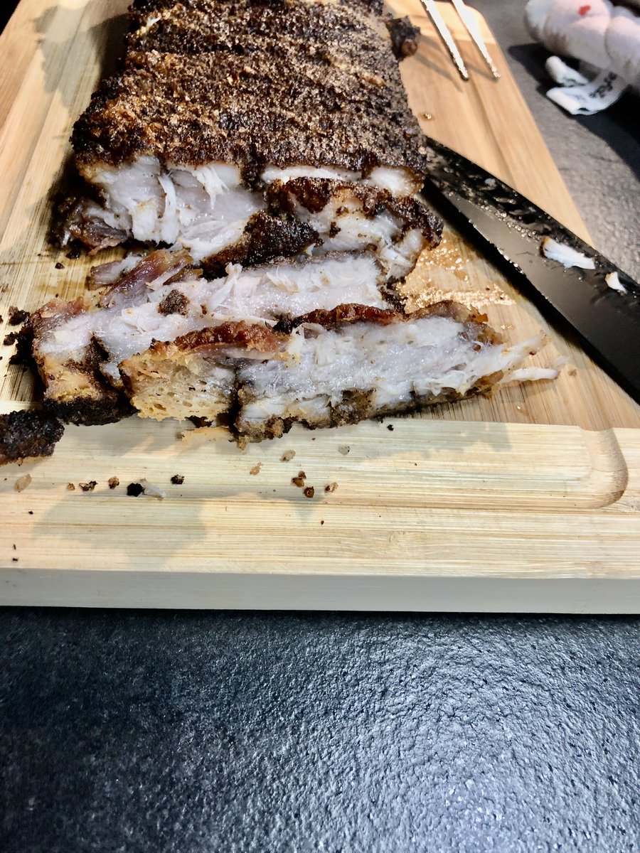 BiancatjedeV's tweet photo. Heerlijk stuk varkensbuik in de oven gehad👇🏼🥰 Die korst is zo crunchy…..en de binnenkant lekker mals…….goed gelukt dus😋😋 Vanavond lekker bij de borrel ( ik water😏) 
Fijne avond mensen!! #vreettweet #vlees #varken #oven #boretti https://t.co/N3QPuQPjTt
