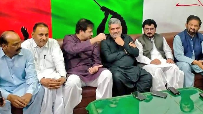 nibras_zafar's tweet photo. ڈپٹی کنونیر ایم کیو ایم انیس قائم خانی و اراکین رابطہ کمیٹی سید سہیل مشہدی اور وسیم حسین  نے حیدرآباد ڈسٹرکٹ کمیٹی سے اہم اجلاس کیا، جس میں شہری سندھ کے مصائل و 24 تاریخ کے جلسے کا فالو آپ لیا اس موقع پر STC اراکین حق نواز، محمد علی اور ڈسٹرکٹ انچارج ظفر صدیقی بھی موجود
@2mushadi https://t.co/LlQBNIUCqB