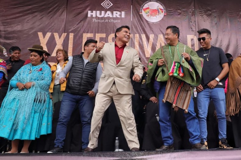 LuchoXBolivia's tweet photo. Contentos de participar en el majestuoso Festival Nacional de Bandas de #Oruro 2023, con nuestro campeón del mundo de ráquetbol Conrrado Moscoso, que es ejemplo de esfuerzo y disciplina para nuestra juventud. 
¡Que lindas son nuestras tradiciones! 
¡Que linda es nuestra Patria🇧🇴! https://t.co/iP02ktotdI