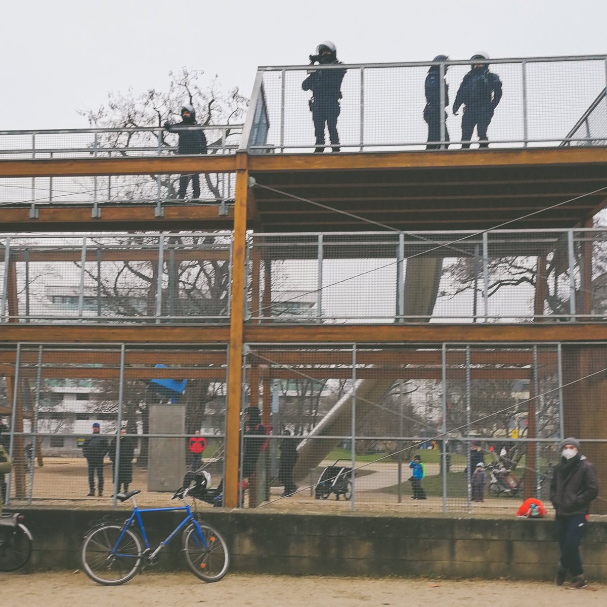 Und #Dresden so? Polizei aus halb Dtl, Polizei auf dem Spielplatz, daneben Reizgas auf Gegendemonstranten, eine halb gesperrte Innenstadt, nur damit ein paar geschichtsrevisionistische Nazis durchs Zentrum marschieren dürfen? Was sind das für Relationen?  #dd1102