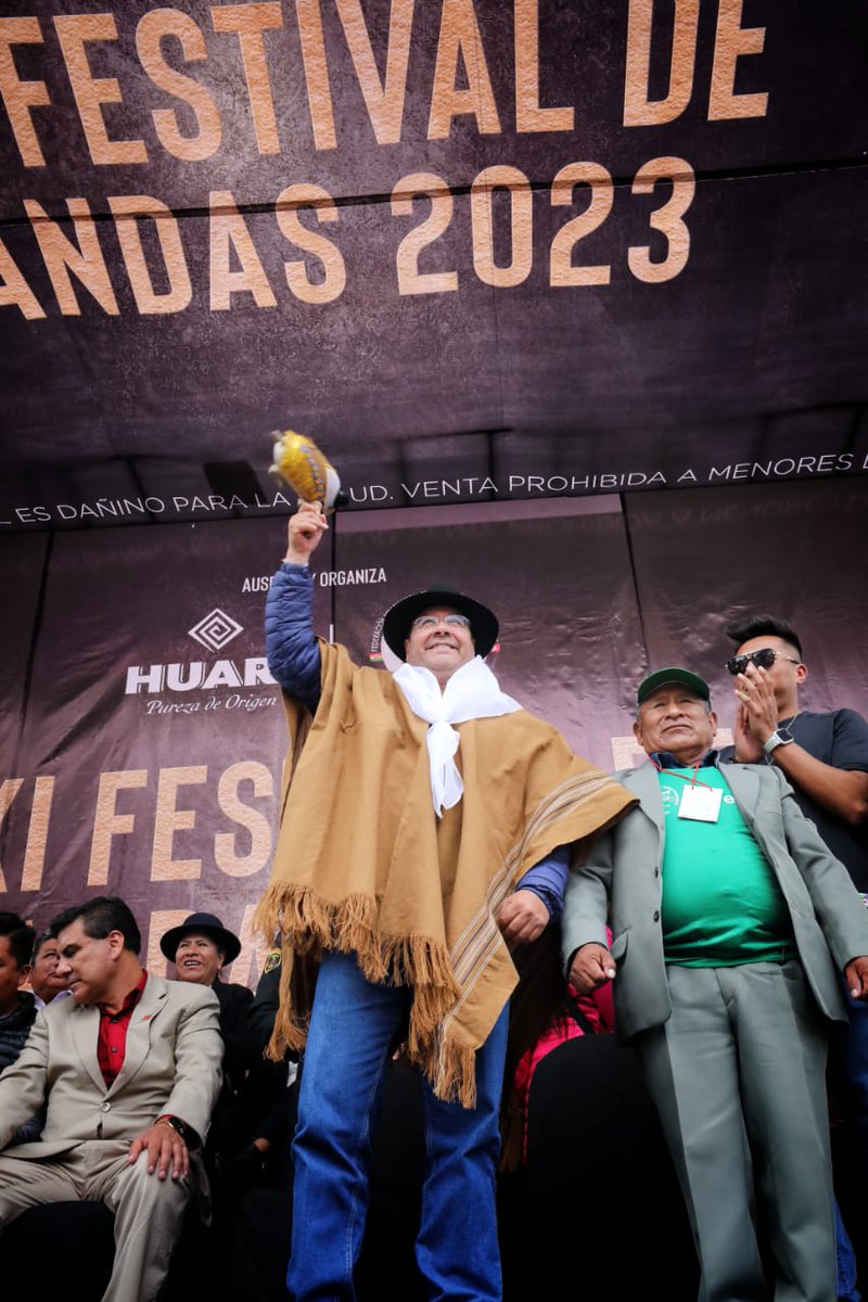 LuchoXBolivia's tweet photo. Contentos de participar en el majestuoso Festival Nacional de Bandas de #Oruro 2023, con nuestro campeón del mundo de ráquetbol Conrrado Moscoso, que es ejemplo de esfuerzo y disciplina para nuestra juventud. 
¡Que lindas son nuestras tradiciones! 
¡Que linda es nuestra Patria🇧🇴! https://t.co/iP02ktotdI