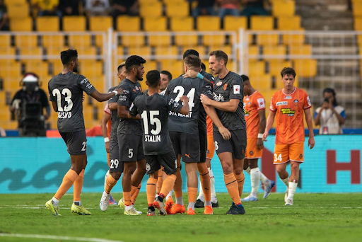 Mumbai City scored five past Goa to win the Shield.

parimatchnews.com/football/mumba…