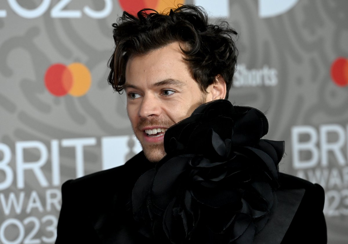 Harry Styles Updates. on Twitter: "RT @hstylescandid: Happy Harry on the Red Carpet tonight! #BRITs"
