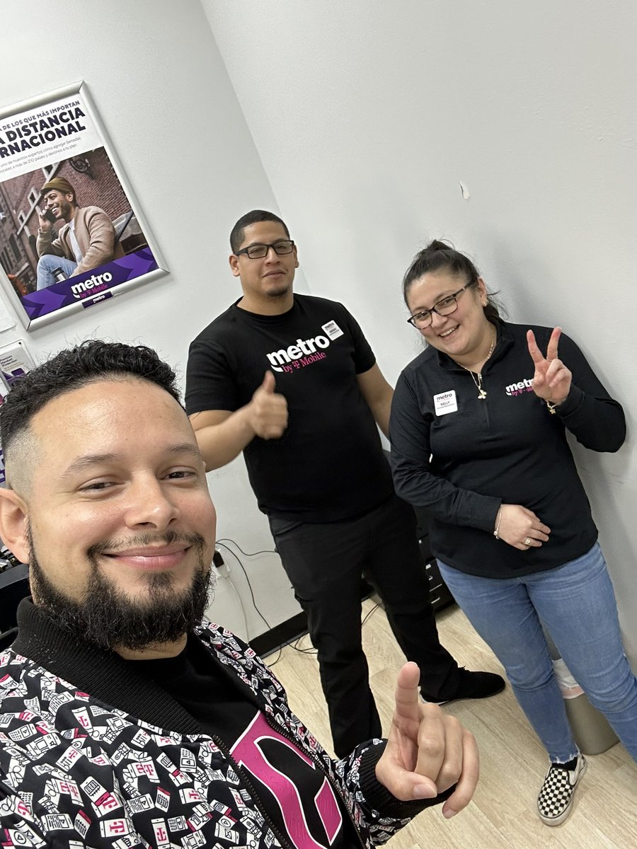 Lgonzal97's tweet photo. Happy selling Saturday!!!! Kelly and Sergio are fired up 🔥🔥 #dmvlegends @EdgarEmejia11 @kcampbel46 @thayesnet we ready! Let’s go 💪🏻 https://t.co/RbBs1m7Oub