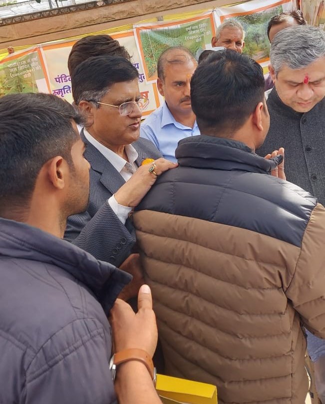 Chakres_Kumar's tweet photo. आज मां.रेलमंत्री @AshwiniVaishnaw जी ने 2018 RRB JUNIOR ENGINEER,CMA एंव TECHNICIAN,PM 100 % STANDBY को CLEAR करने का आश्वासन दिया है| @arjunrammeghwal जी एव मां @DrSatishPoonia जी @KumariDiya सभी को दिल से धन्यवाद 🙏
@RailMinIndia @DyCPO_HQ_NCR @CPRONCR @RailwayNorthern @GMNCR1 https://t.co/ShuJXNOOnB