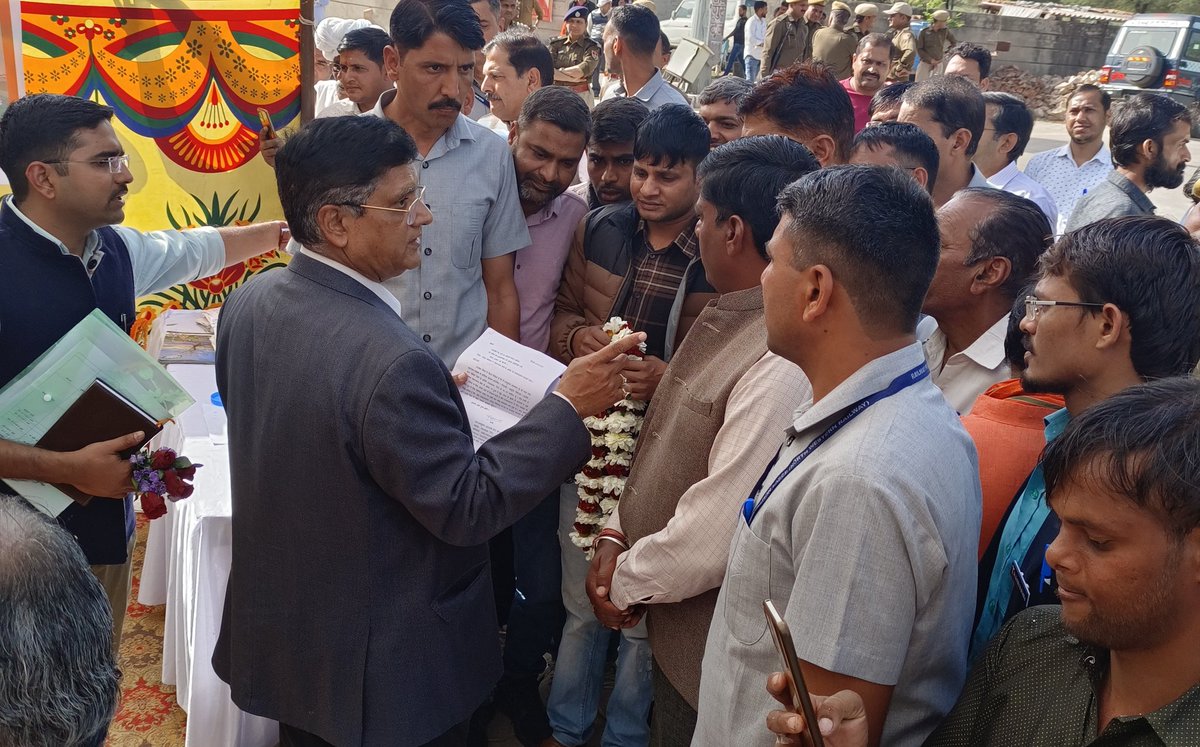 Chakres_Kumar's tweet photo. आज मां.रेलमंत्री @AshwiniVaishnaw जी ने 2018 RRB JUNIOR ENGINEER,CMA एंव TECHNICIAN,PM 100 % STANDBY को CLEAR करने का आश्वासन दिया है| @arjunrammeghwal जी एव मां @DrSatishPoonia जी @KumariDiya सभी को दिल से धन्यवाद 🙏
@RailMinIndia @DyCPO_HQ_NCR @CPRONCR @RailwayNorthern @GMNCR1 https://t.co/ShuJXNOOnB