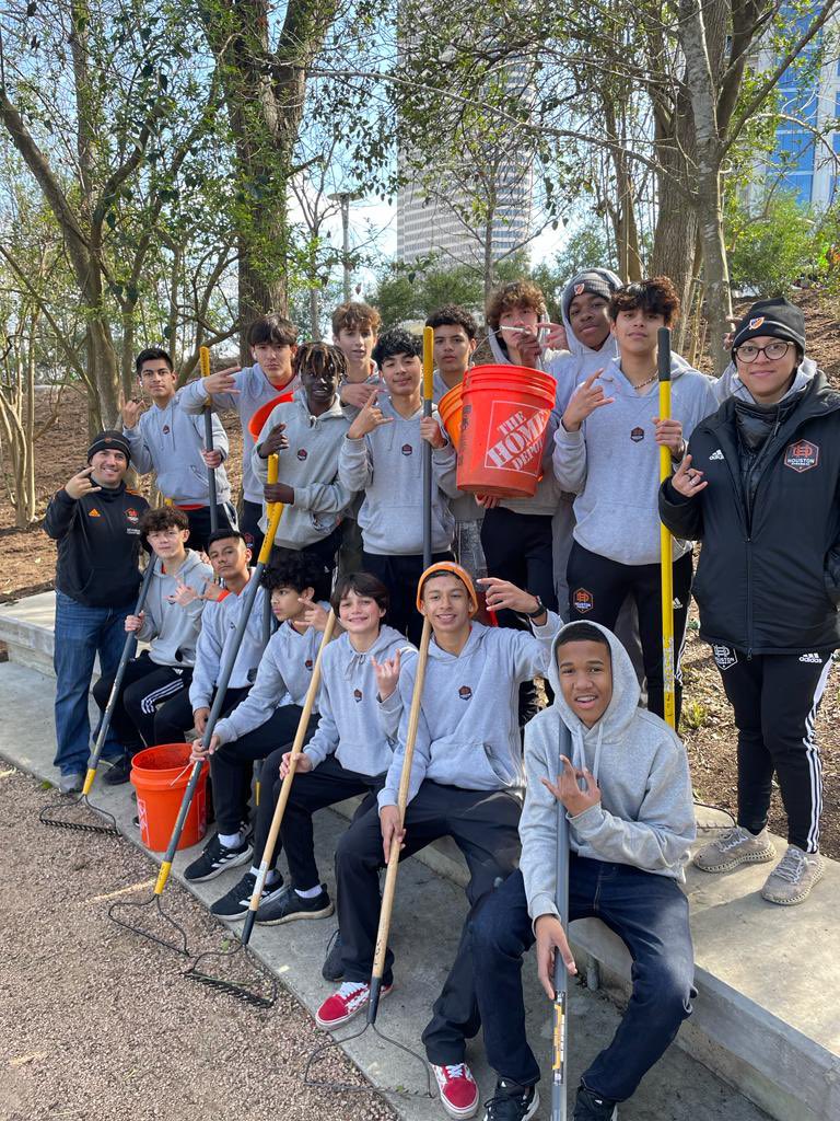 What a great morning alongside @DynamoAcademy U-15’s! 🤠 Thanks to the squad, an important portion of @buffalobayou now has mulch to suppress weeds as we head to the warmer months in Houston. #HoldItDown