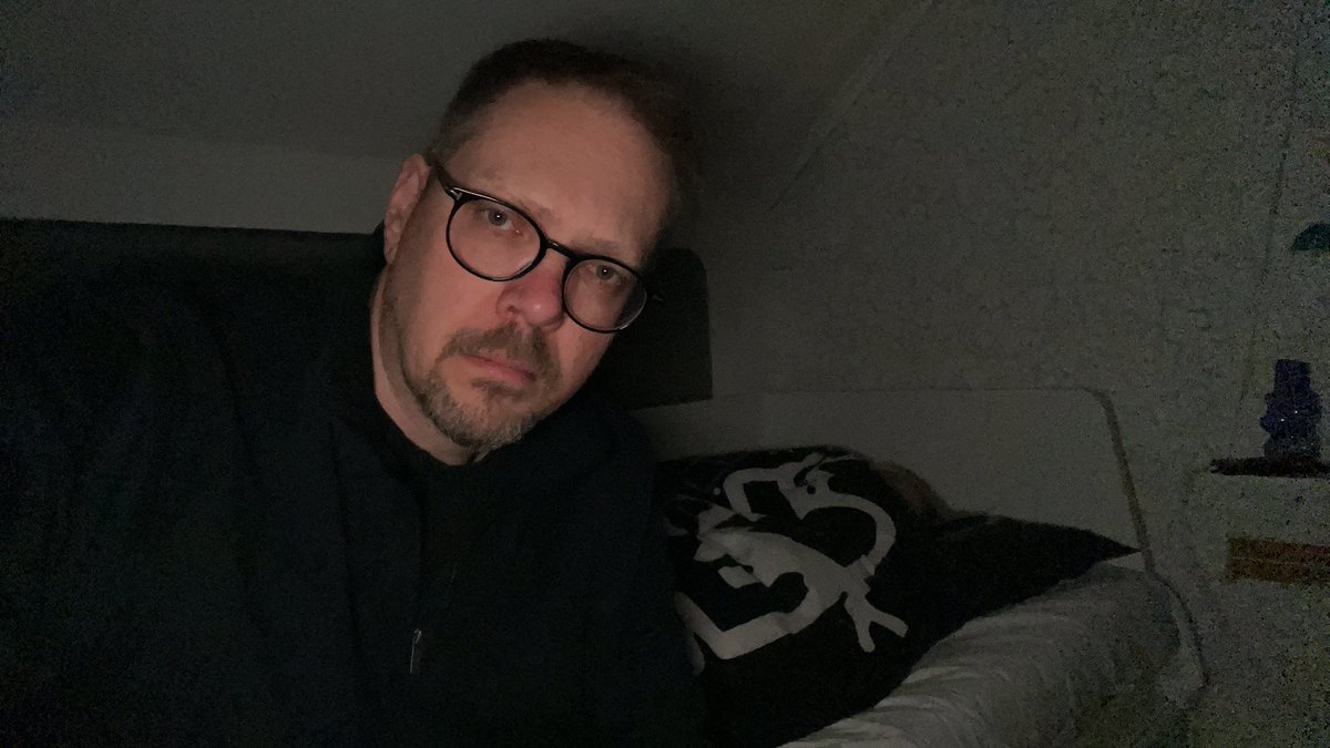 andersbas's tweet photo. @PappaHutten Sitter i 11-åringens säng. Han har över 40 graders feber. Jag är orolig. https://t.co/c3voUqM65C