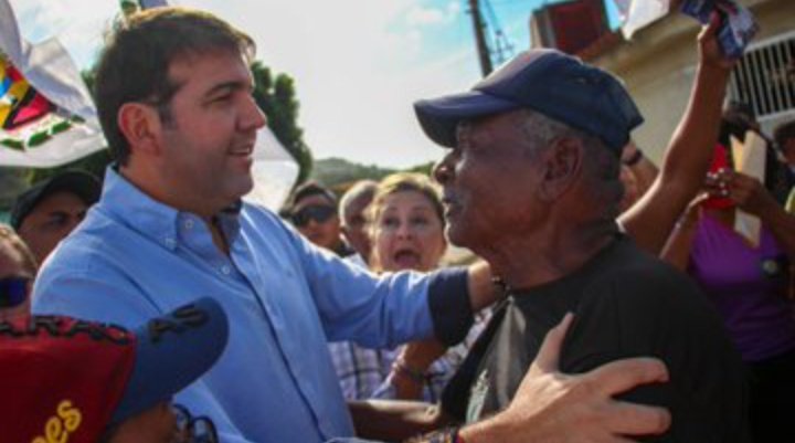 CarlosPiva_ABG's tweet photo. Que Venezolano va querer vivir bajo un gobierno nefasto que a traído
pobreza y crisis para todas las familias 🇻🇪.
Es por eso que el pueblo se #Unifica en esta lucha junto a @prospericarlos para acabar con esta crisis. El pueblo merece tener salarios dignos https://t.co/DS7lCLen9b
