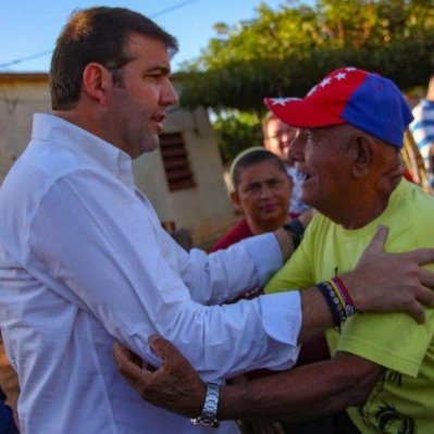 CarlosPiva_ABG's tweet photo. Que Venezolano va querer vivir bajo un gobierno nefasto que a traído
pobreza y crisis para todas las familias 🇻🇪.
Es por eso que el pueblo se #Unifica en esta lucha junto a @prospericarlos para acabar con esta crisis. El pueblo merece tener salarios dignos https://t.co/DS7lCLen9b