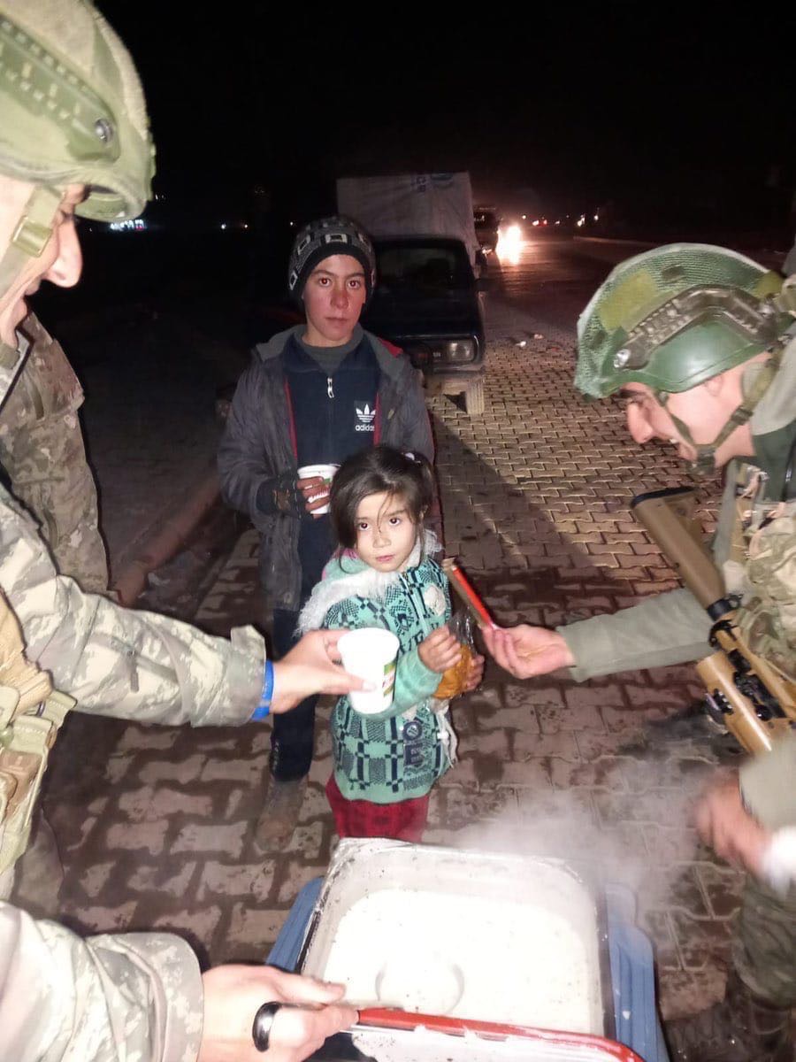 __42ismail's tweet photo. Değerli vatan severler muhterem kardeşlerim 6 günüdür bu zat ve kendi belediye başkanlarıyla yandaş medyasıyla sanki hiçe sayarak onlardan başka kimse sahada yok olmuş gibi.  acı günümüzde birlik olmak yerine malum sizlere çıkmışlar devlet kurumlarına saldırıyorlar.takdir sizin https://t.co/EO5MSVxYXi