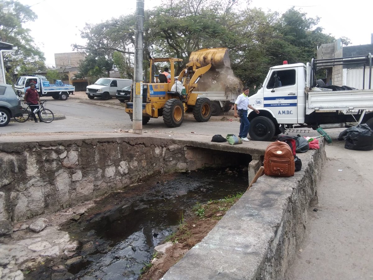 Emilio_MM's tweet photo. Siguiendo las instrucciones de nuestro alcalde @JorgeAldanaB nuestro maravilloso equipo de trabajo @aseomunicipal estuvo atendiendo la zona de la Victor F. Ardón... guerra frontal a los residuos, pero necesitamos que usted nos colabore y haga su parte
#YoHagoMiParte https://t.co/TNUn2ZBBnQ