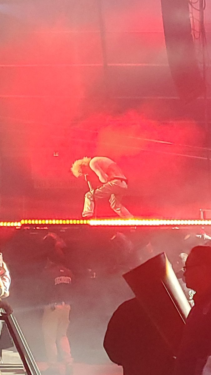 JPFunko's tweet photo. @machinegunkelly #MicFlip. The notorious MGK Mic Flip. Captured by hitting the camera button really really fast lol. https://t.co/zsEKkhZ9C9