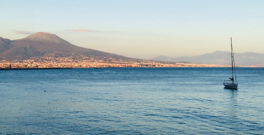 fabiobenati's tweet photo. @Andrea_Radic @robertomonferra @paoloigna1 @StefaniaT1 @fabiociarla @marmanug @nando_finizio @VivMilanoFSL @alessiogiobbi @PropostaVini #WINETRACKS-Falanghina Cruna del Lago nasce a Bacoli (NA) da una piccola cantina a conduzione familiare con alle spalle 5 generazioni di viticoltori nei Campi Flegrei.L'aria del Golfo di Napoli dona ricchezza aromatica.Abbino Pino Daniele,Yes I Know My Way https://t.co/RfY6mrnITO https://t.co/Cs57UEtFh3
